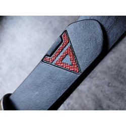 Skórzany Pasek Męski – Symbol Welesa (Czarno-Czerwony)